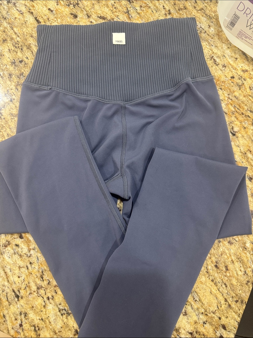 Vuori Ribbed High-Waist Leggings in Slate Gray